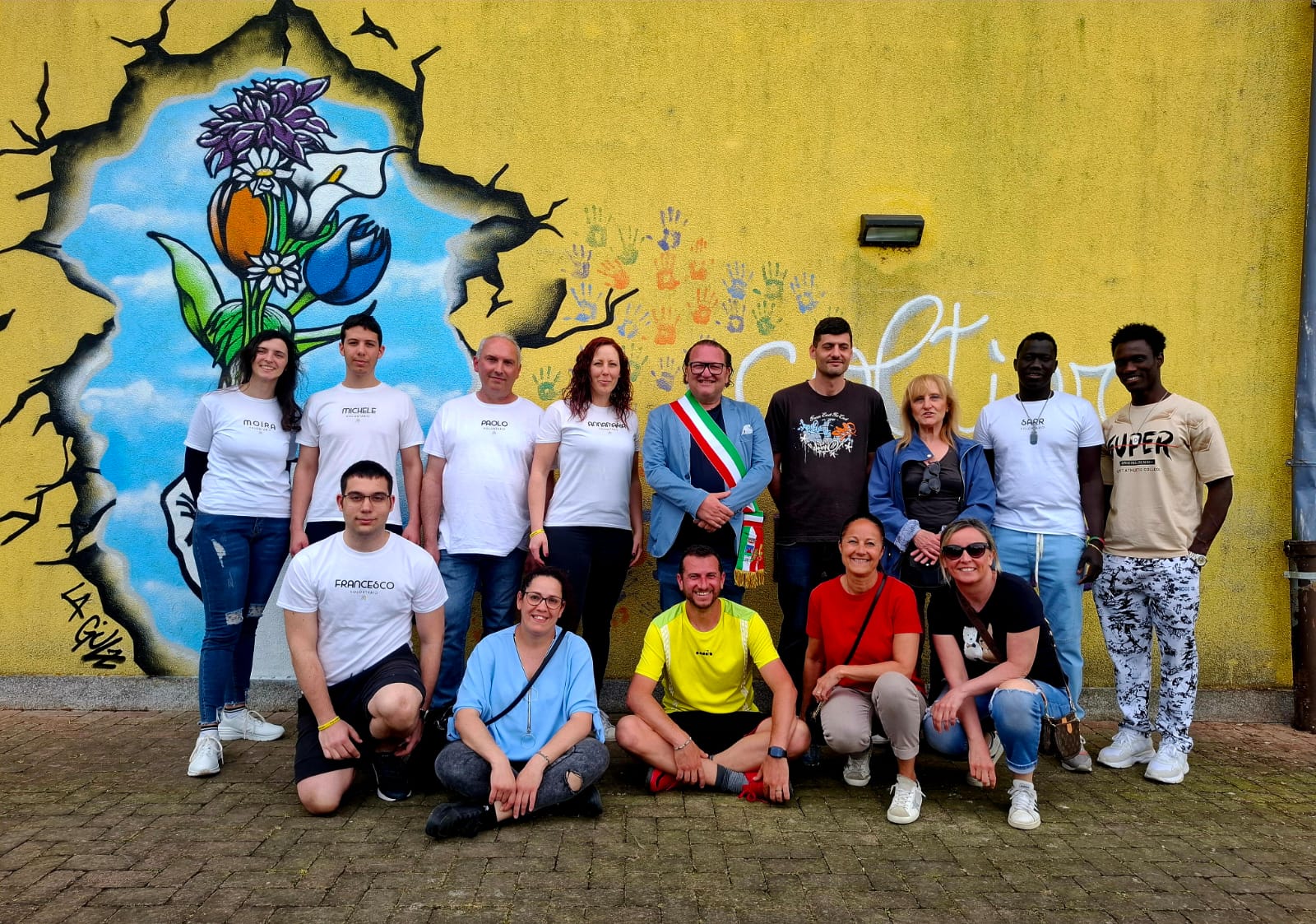 Foto di gruppo con le autorità davanti al murales